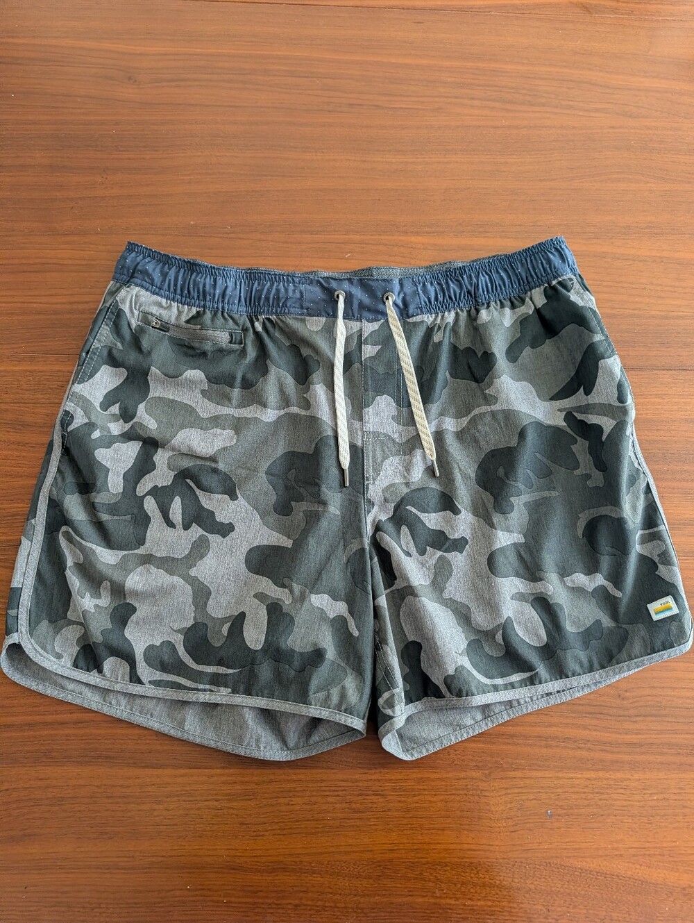 Vuori Shorts Mens Camp Banks V Cycled Grey Unlined Hybrid Camo XXL Pre Owned